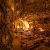 ...sono illuminate dalla luce calda di alcune lampade laterali